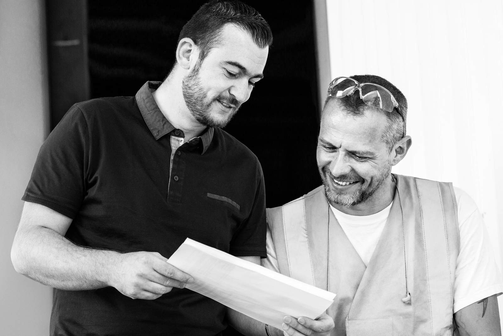 zwei Männer schauen auf ein Papier