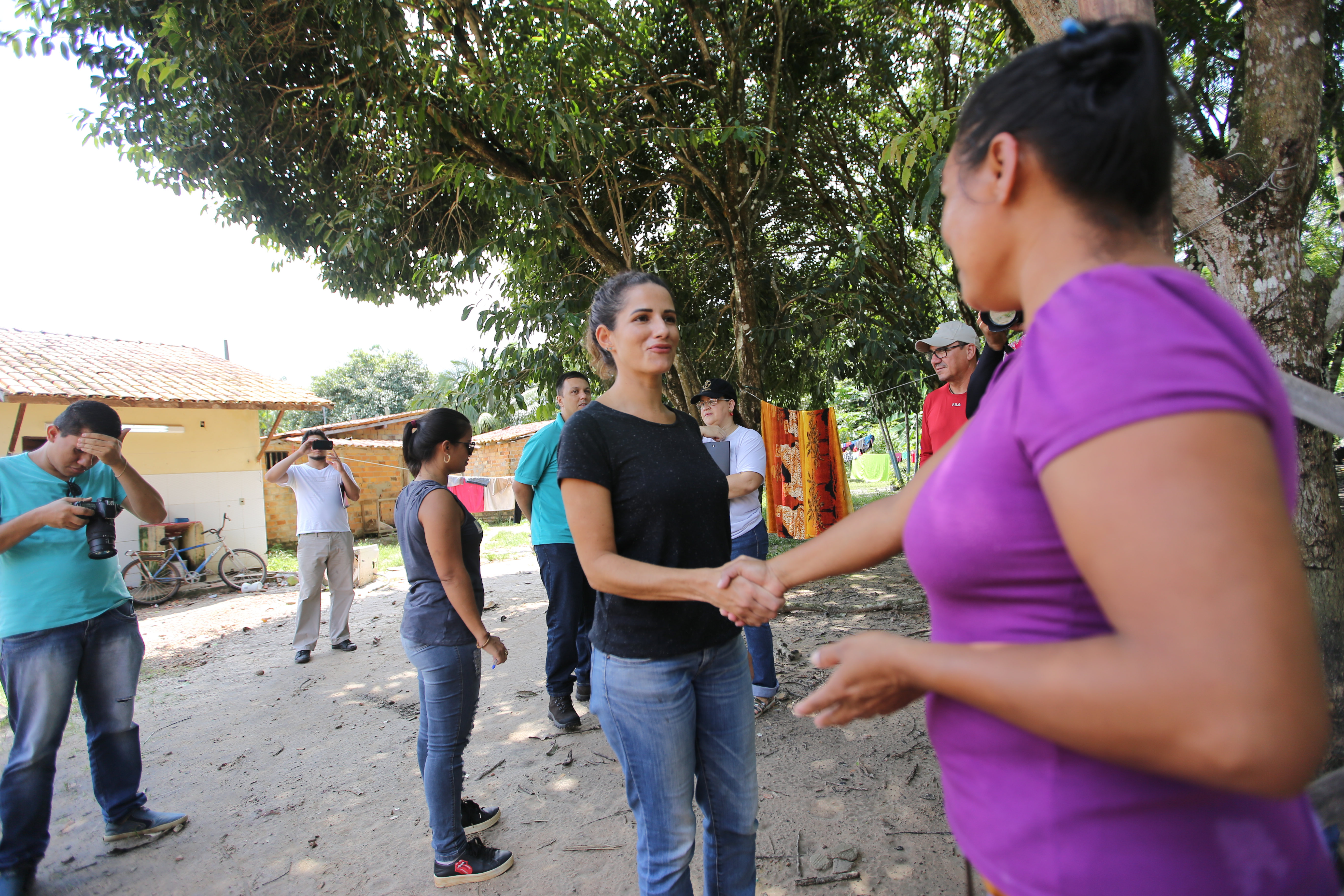 Zwei Frauen geben sich freundschaftlich die Hand