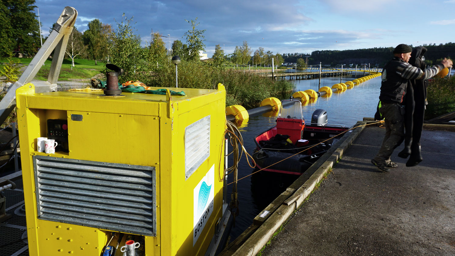 Lekter og dronekabel ved kai.