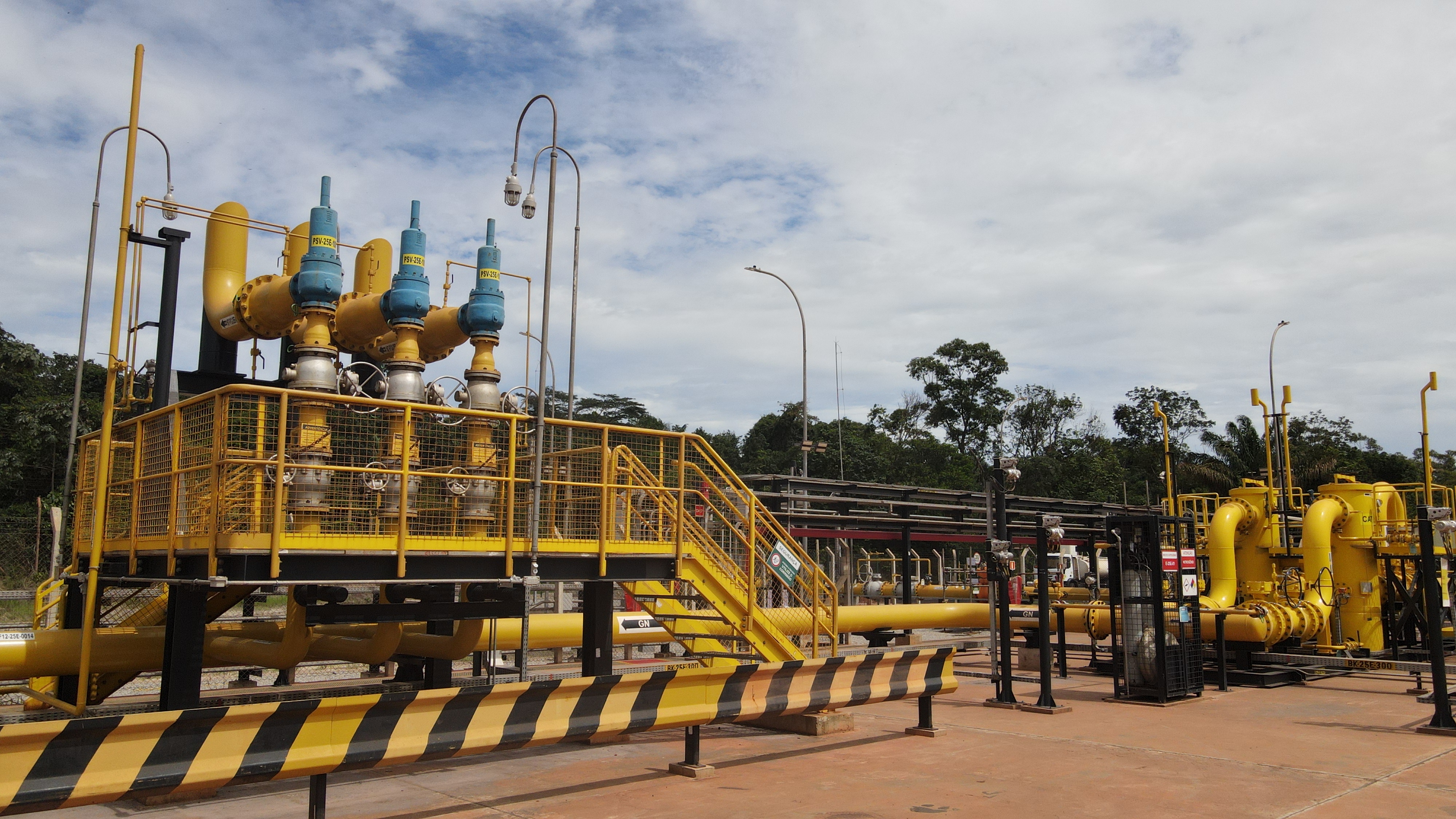 a yellow and blue pipes outside