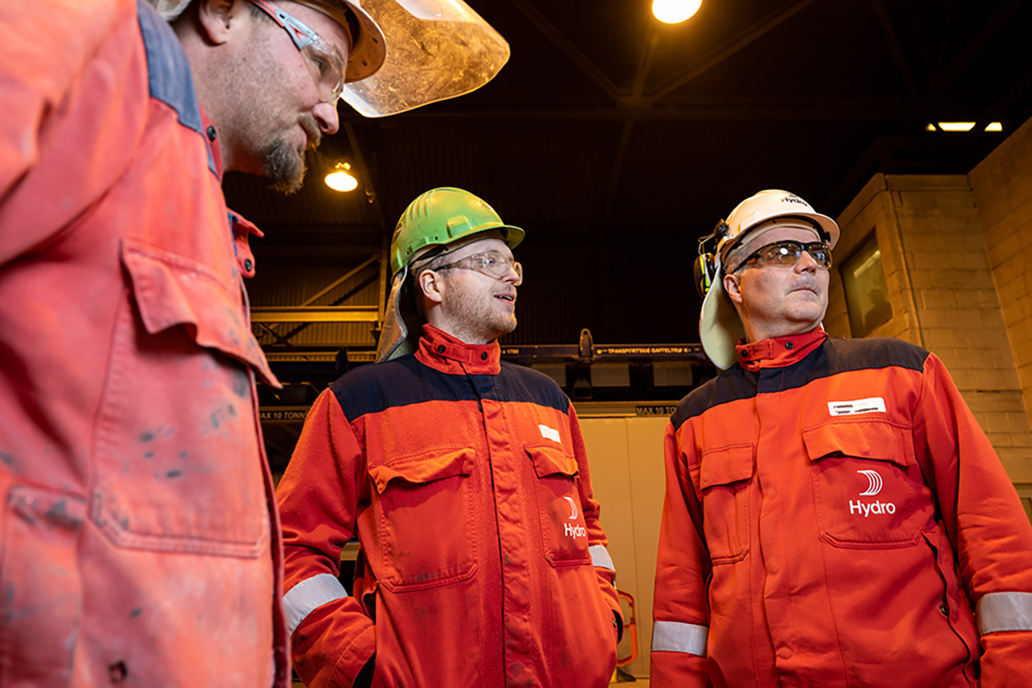 Maximilian van Veen, Jan Erik Abrahamsen og Jonny Manseth discussing use of post-consumer aluminium in the sheet ingot casthouse at Hydro Høyanger.