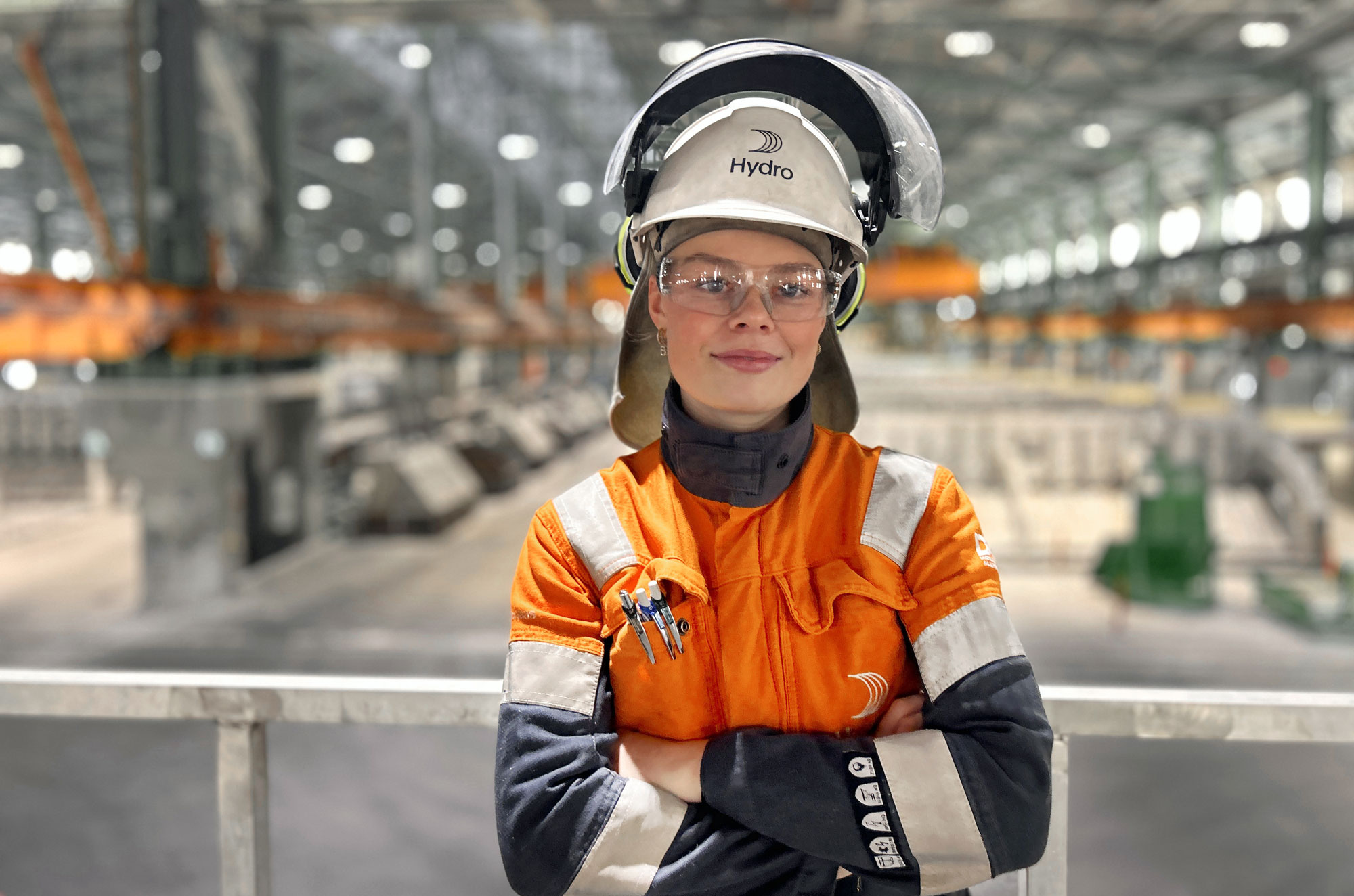 En Hydro-ansatt i elektrolysehallen ved Hydro Karmøy