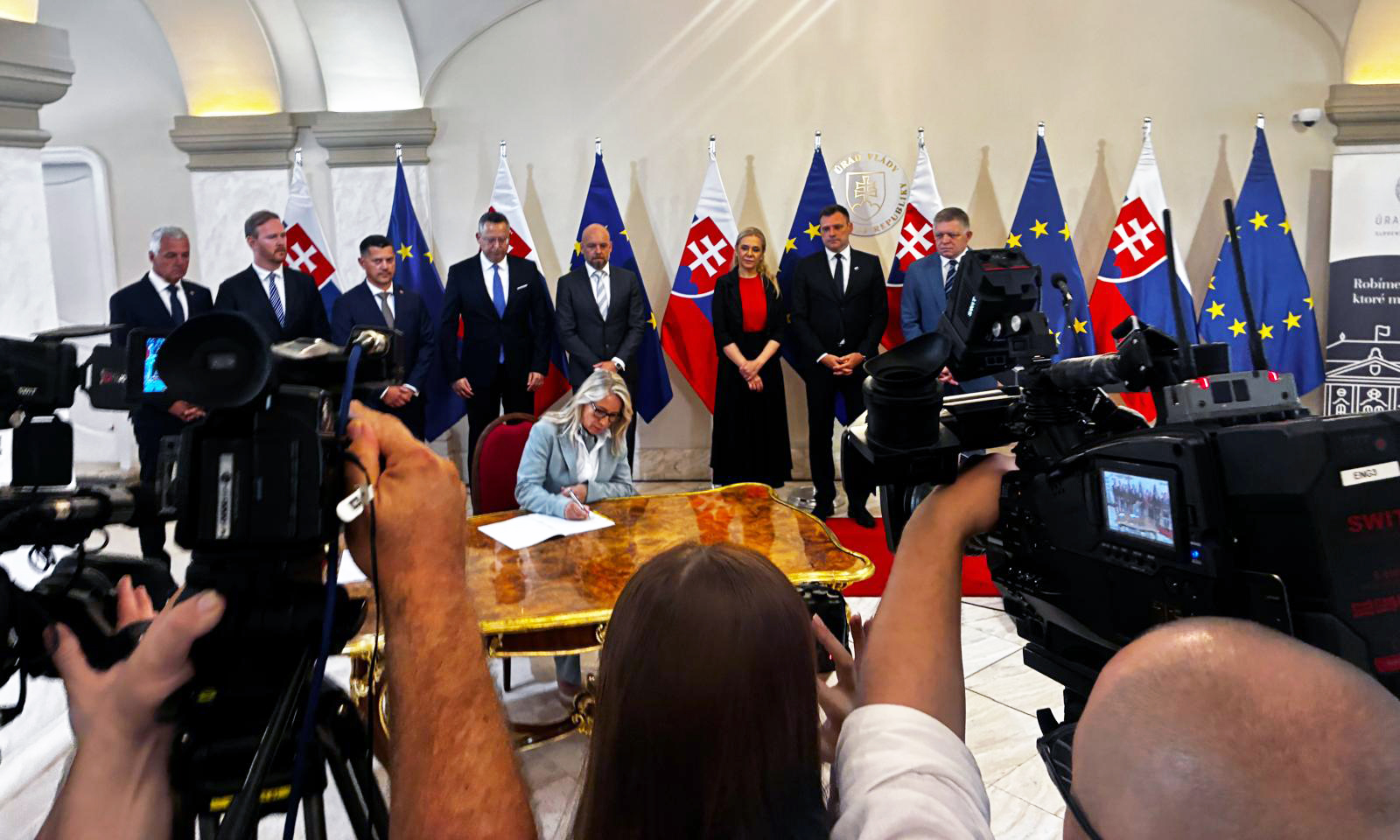 Executive Vice President for Hydro Aluminium Metal Hanne Simensen signing the agreement in Bratislava. (Photo: Einar Fannemel / Hydro)